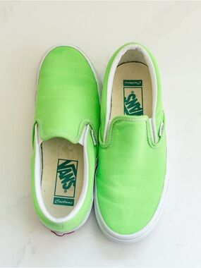 Vans Unisex Woman’s 6.5 Men’s 5.0 Classic Slip-On Sneakers in Neon Lime Green